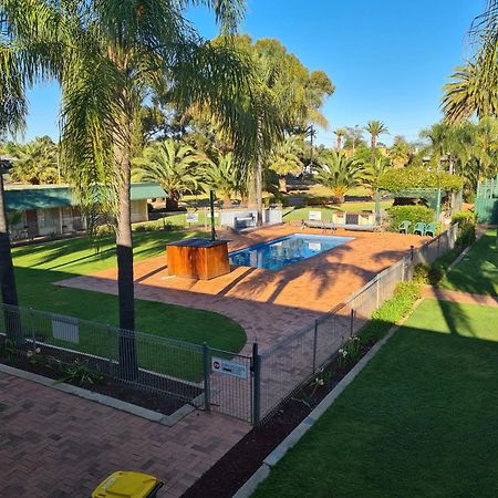 Motel Riverina Leeton Экстерьер фото