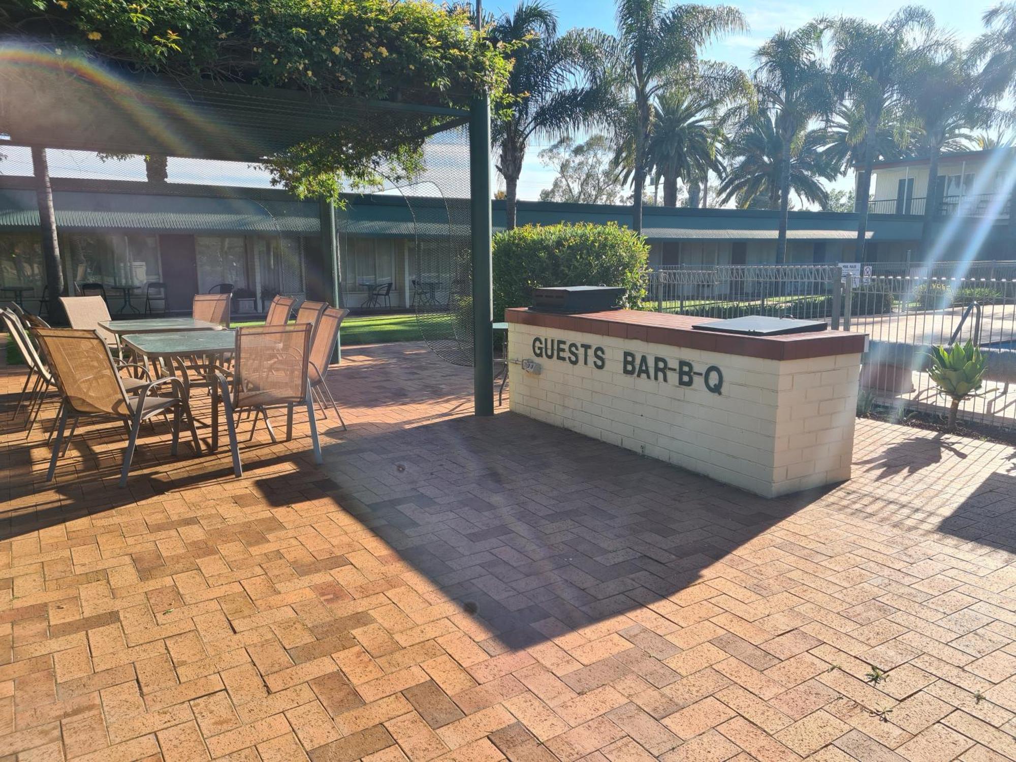 Motel Riverina Leeton Экстерьер фото
