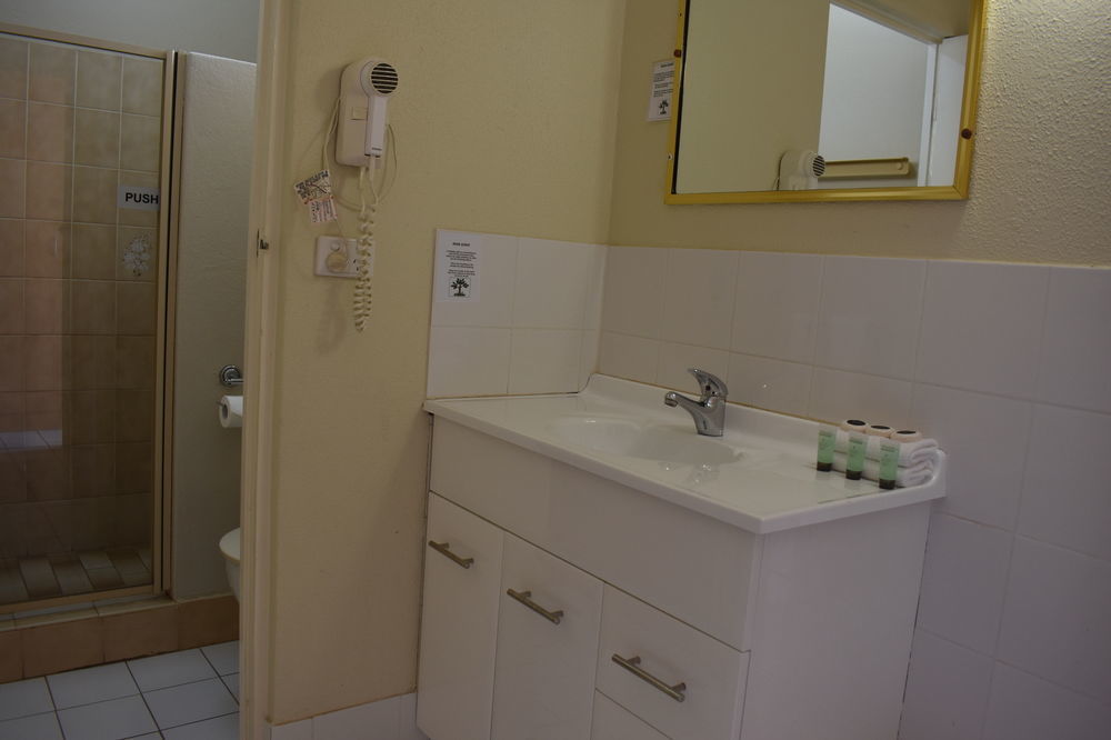 Motel Riverina Leeton Экстерьер фото