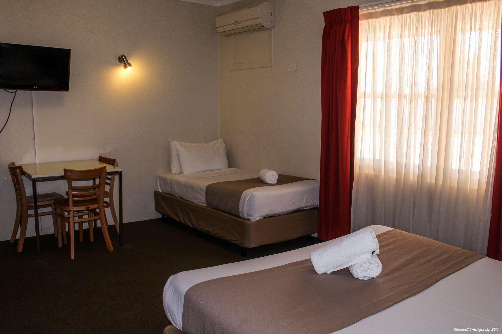 Motel Riverina Leeton Экстерьер фото