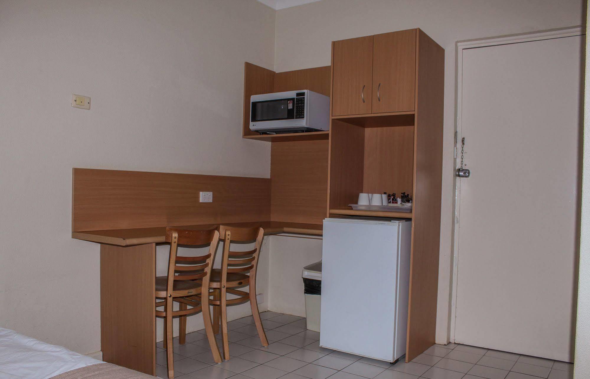 Motel Riverina Leeton Экстерьер фото