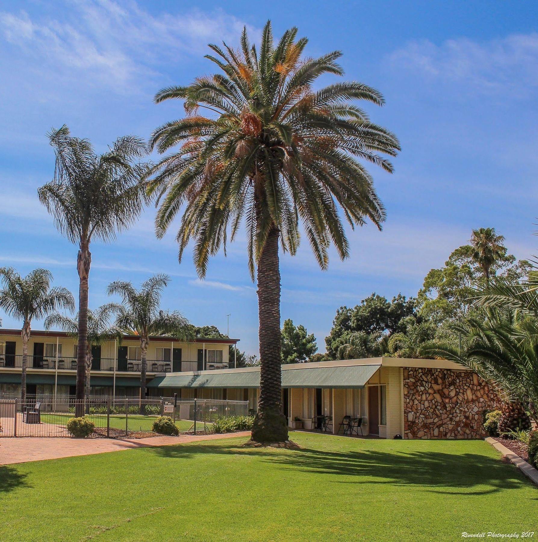 Motel Riverina Leeton Экстерьер фото