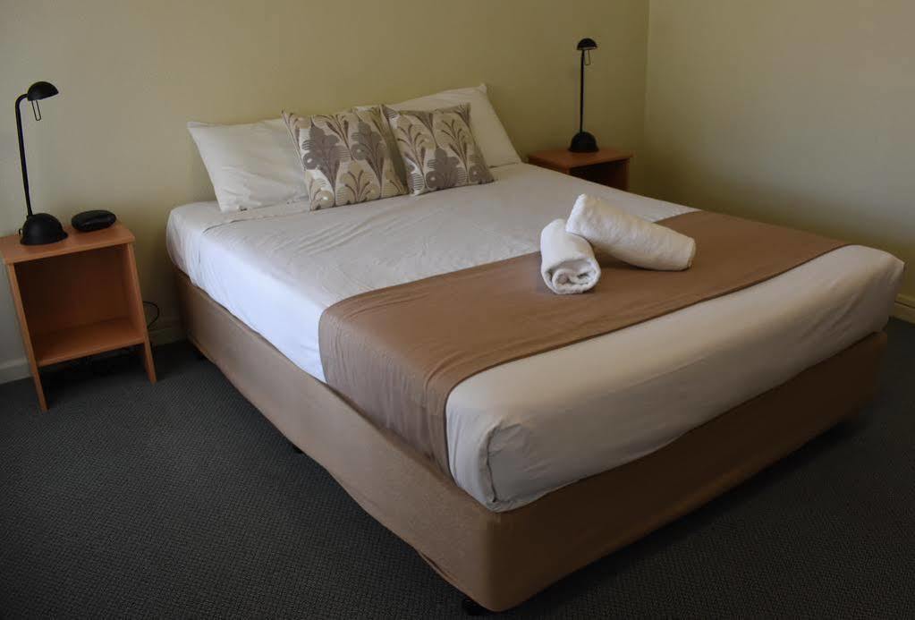 Motel Riverina Leeton Экстерьер фото